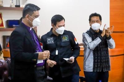 Wakil Ketua DPD RI Sultan B Najamudin (kanan) melakukan pertemuan dengan Kelompok masyarakat Danau Toba di Kompleks Parlemen Senayan, Rabu (8/9/2021).