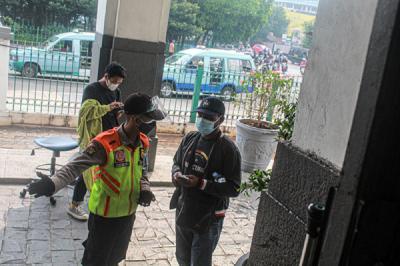 Petugas memeriksa sertifikat vaksinasi Covid-19 kepada calon penumpang di Jakarta, Rabu (8/9/2021).