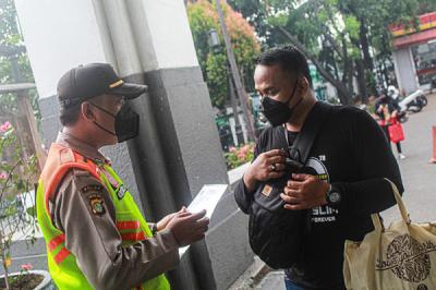 Petugas memeriksa sertifikat vaksinasi Covid-19 kepada calon penumpang di Jakarta, Rabu (8/9/2021).