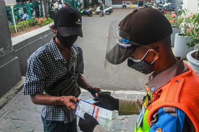 .Petugas memeriksa sertifikat vaksinasi Covid-19 kepada calon penumpang di Jakarta, Rabu (8/9/2021).