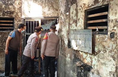 Kapolda Metro Jaya Irjen Pol Fadil Imran meninjau lokasi Lembaga Pemasyarakatan (Lapas) Tangerang yang terbakar, Rabu (8/9/2021).