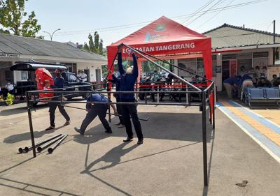 Polisi bersenjata lengkap berjaga di pintu masuk Lapas Tangerang, Banten, Rabu (8/9/2021).