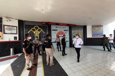 Polisi bersenjata lengkap berjaga di pintu masuk Lapas Tangerang, Banten, Rabu (8/9/2021).