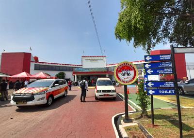 Polisi bersenjata lengkap berjaga di pintu masuk Lapas Tangerang, Banten, Rabu (8/9/2021).
