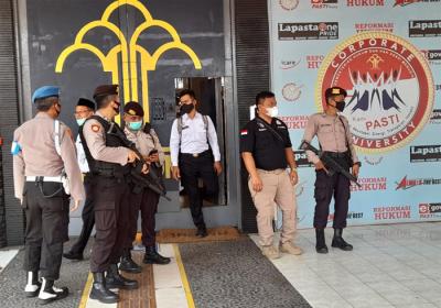 Polisi bersenjata lengkap berjaga di pintu masuk Lapas Tangerang, Banten, Rabu (8/9/2021).