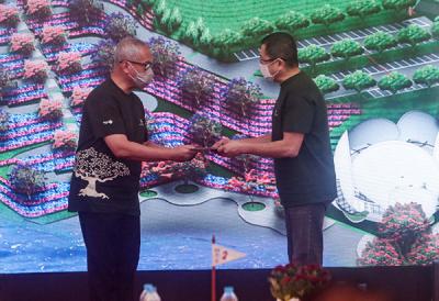 Penyerahan PP No.69 Tahun 2021 Kawasan Ekonomi Khusus Pariwisata MNC Lido City dan Pembangunan Lido World Garden di Lido Lake Resort, MNC Lido City.