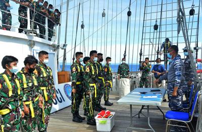 89 Taruna tingkat III Angkatan-68 dengan menggunakan KRI Bima Suci menggelar lomba ketangkasan.
