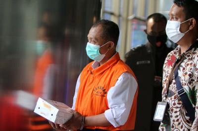 Tersangka ASN Akhmad Saifullah setelah menjalani pemeriksaan lanjutan di Gedung Merah Putih KPK, Jakarta, Kamis (9/9/2021).