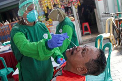 Warga saat menjalani tes usap (swab test) Antigen dan PCR gratis di halaman Masjid Assuhaimiah, Kebon Sirh, Jakarta Pusat, Kamis (9/9/2021).