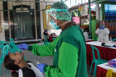 Warga saat menjalani tes usap (swab test) Antigen dan PCR gratis di halaman Masjid Assuhaimiah, Kebon Sirh, Jakarta Pusat, Kamis (9/9/2021).