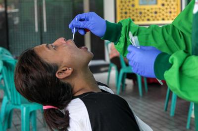 Warga saat menjalani tes usap (swab test) Antigen dan PCR gratis di halaman Masjid Assuhaimiah, Kebon Sirh, Jakarta Pusat, Kamis (9/9/2021).