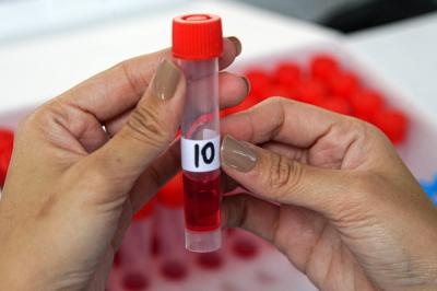 Warga saat menjalani tes usap (swab test) Antigen dan PCR gratis di halaman Masjid Assuhaimiah, Kebon Sirh, Jakarta Pusat, Kamis (9/9/2021).