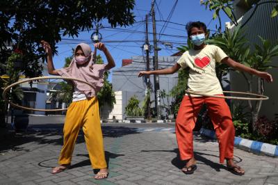 Sejumlah anak bermain permainan tradisional bersama Komunitas Kampoeng Dolanan ketika roadshow di kawasan Wiyung Surabaya, Jawa Timur, Kamis (9/9/2021).