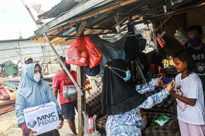Relawan membagikan masker dengan cara door to door ke rumah warga di Tanah Merah, Jakarta Utara, Kamis (9/9/2021).