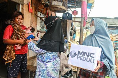 Relawan membagikan masker dengan cara door to door ke rumah warga di Tanah Merah, Jakarta Utara, Kamis (9/9/2021).