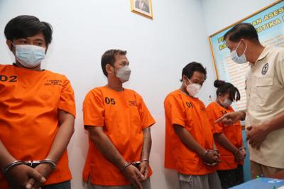 Tersangka FY alias Pesek, bersama tiga tersangka lainnya yakni RK, BD dan AW, meringkuk di penjara usai dibekuk BNNK Surabaya, Jawa Timur, Kamis (9/9/2021).