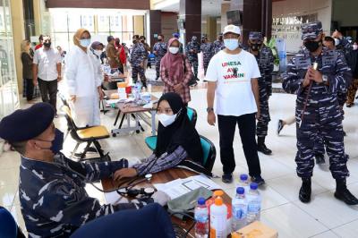 Serbuan vaksinasi Covid-19 di Universitas Negeri Surabaya (Unesa), Jawa Timur, Kamis (9/9/2021).