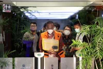 Terdakwa Ade Barkah Surahman mantan Wakil Ketua DPRD Jabar usai menjalani sidang secara virtual di Gedung Merah Putih KPK, Jakarta, Jumat (10/9/2021).