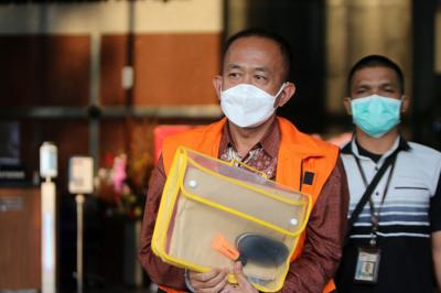 Terdakwa Ade Barkah Surahman mantan Wakil Ketua DPRD Jabar usai menjalani sidang secara virtual di Gedung Merah Putih KPK, Jakarta, Jumat (10/9/2021).
