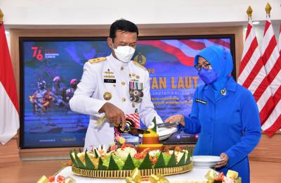 Panglima Koarmada II Laksda TNI Iwan Isnurwanto, melakukan inspeksi pasukan ketika memimpin upacara peringati Hari Jadi ke-76 TNI AL, Jumat (10/9/2021).
