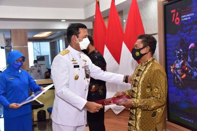 Panglima Koarmada II Laksda TNI Iwan Isnurwanto, melakukan inspeksi pasukan ketika memimpin upacara peringati Hari Jadi ke-76 TNI AL, Jumat (10/9/2021).