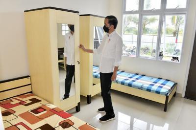 Presiden Joko Widodo meresmikan rumah susun di lingkungan Kampus Terpadu Madrasah Mu'allimin Muhammadiyah di DI Yogyakarta, Jumat (10/9/2021).