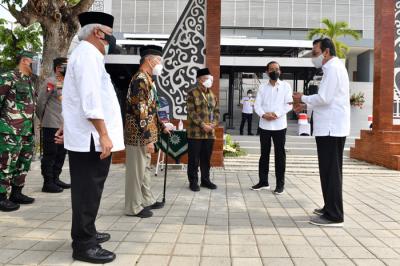 Presiden Joko Widodo meresmikan rumah susun di lingkungan Kampus Terpadu Madrasah Mu'allimin Muhammadiyah di DI Yogyakarta, Jumat (10/9/2021).