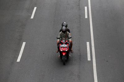 Kendaraan bermotor melintas di Jalan Ahmad Yani Surabaya, Jawa Timur, Jumat (10/9/2021).