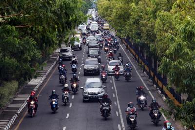 Kendaraan bermotor melintas di Jalan Ahmad Yani Surabaya, Jawa Timur, Jumat (10/9/2021).