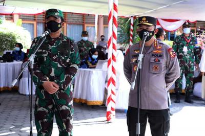 Panglima TNI Marsekal TNI Hadi Tjahjanto meninjau serbuan vaksinasi di SMA Negeri 4 Mataram, Nusa Tenggara Barat, Jumat (10/9/2021).