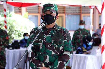 Panglima TNI Marsekal TNI Hadi Tjahjanto meninjau serbuan vaksinasi di SMA Negeri 4 Mataram, Nusa Tenggara Barat, Jumat (10/9/2021).