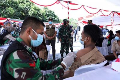 Panglima TNI Marsekal TNI Hadi Tjahjanto meninjau serbuan vaksinasi di SMA Negeri 4 Mataram, Nusa Tenggara Barat, Jumat (10/9/2021).