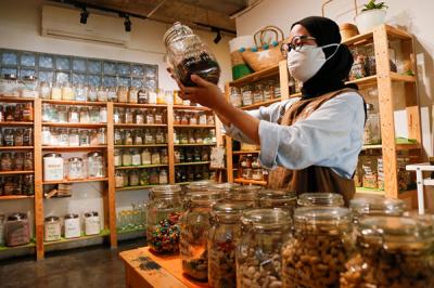Pengunjung melihat barang saat berbelanja di Toko Naked Inc, Kemang, Jakarta Selatan, Jumat (10/9/2021).