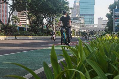 Pesepeda melintas di kawasan Jalan Sudirman, Jakarta Pusat, Jumat (10/9/2021).