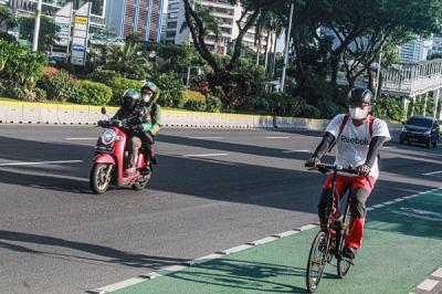 Pesepeda melintas di kawasan Jalan Sudirman, Jakarta Pusat, Jumat (10/9/2021).