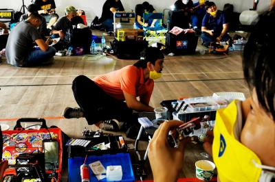 Para pecinta salah satu mainan yang paling meledak di seluruh antero bumi, termasuk di Indonesia merakit mobil tamiya di Jakarta Pusat, Jumat (10/9/2021).