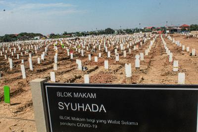 Warga berziarah di makam khusus Covid-19, TPU Rorotan, Cilincing, Jakarta Utara, Kamis (9/9/2021).