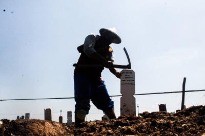 Warga berziarah di makam khusus Covid-19, TPU Rorotan, Cilincing, Jakarta Utara, Kamis (9/9/2021).