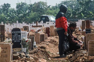 Warga berziarah di makam khusus Covid-19, TPU Rorotan, Cilincing, Jakarta Utara, Kamis (9/9/2021).
