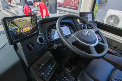 Petugas Transjakarta memeriksa kesiapan Bus Listrik sebelum uji coba pelepasan armada di Kantor Pusat Transjakarta, Cawang, Jakarta Timur, Jumat (10/9/2021).