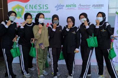 Warga mendapatkan suntikan vaksinasi dosis ke-2 jenis vaksin Sinovac di Sentra Vaksinasi Grand City Mall Surabaya, Jawa Timur, Jumat (10/9/2021).