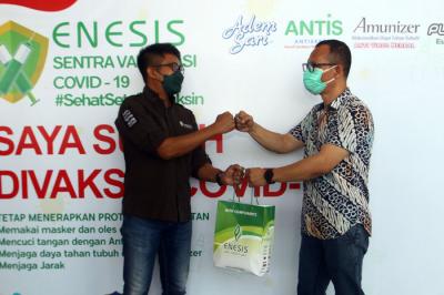 Warga mendapatkan suntikan vaksinasi dosis ke-2 jenis vaksin Sinovac di Sentra Vaksinasi Grand City Mall Surabaya, Jawa Timur, Jumat (10/9/2021).