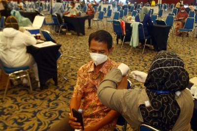Warga mendapatkan suntikan vaksinasi dosis ke-2 jenis vaksin Sinovac di Sentra Vaksinasi Grand City Mall Surabaya, Jawa Timur, Jumat (10/9/2021).