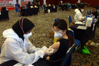 Warga mendapatkan suntikan vaksinasi dosis ke-2 jenis vaksin Sinovac di Sentra Vaksinasi Grand City Mall Surabaya, Jawa Timur, Jumat (10/9/2021).