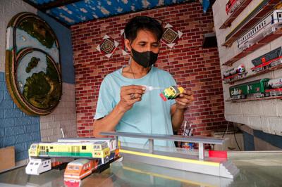 Iskandar (52) menyelesaikan pembuatan miniatur kereta api di kiosnya di Kawasan Manggarai, Jakarta Selatan, Sabtu (11/9/2021).