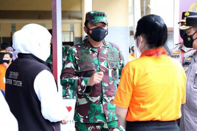 Panglima TNI Marsekal TNI Hadi Tjahjanto meninjau pelaksanaan percepatan vaksinasi di wilayah Malang, Jawa Timur, Sabtu (11/9/2021).
