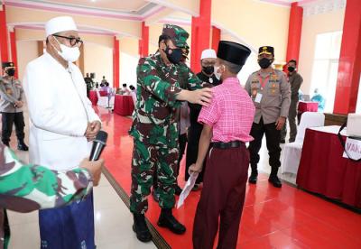 Panglima TNI Marsekal TNI Hadi Tjahjanto meninjau pelaksanaan percepatan vaksinasi di wilayah Malang, Jawa Timur, Sabtu (11/9/2021).