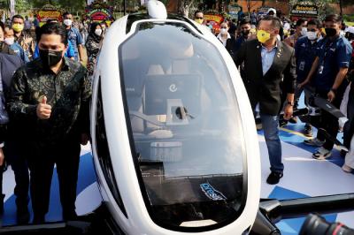 Drone penumpang atau taksi terbang EHang 216 saat dipamerkan di kawasan Senayan, Jakarta. Jumat (10/9/2021).