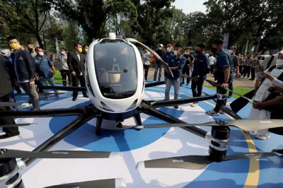 Drone penumpang atau taksi terbang EHang 216 saat dipamerkan di kawasan Senayan, Jakarta. Jumat (10/9/2021).