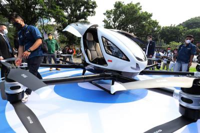 Drone penumpang atau taksi terbang EHang 216 saat dipamerkan di kawasan Senayan, Jakarta. Jumat (10/9/2021).